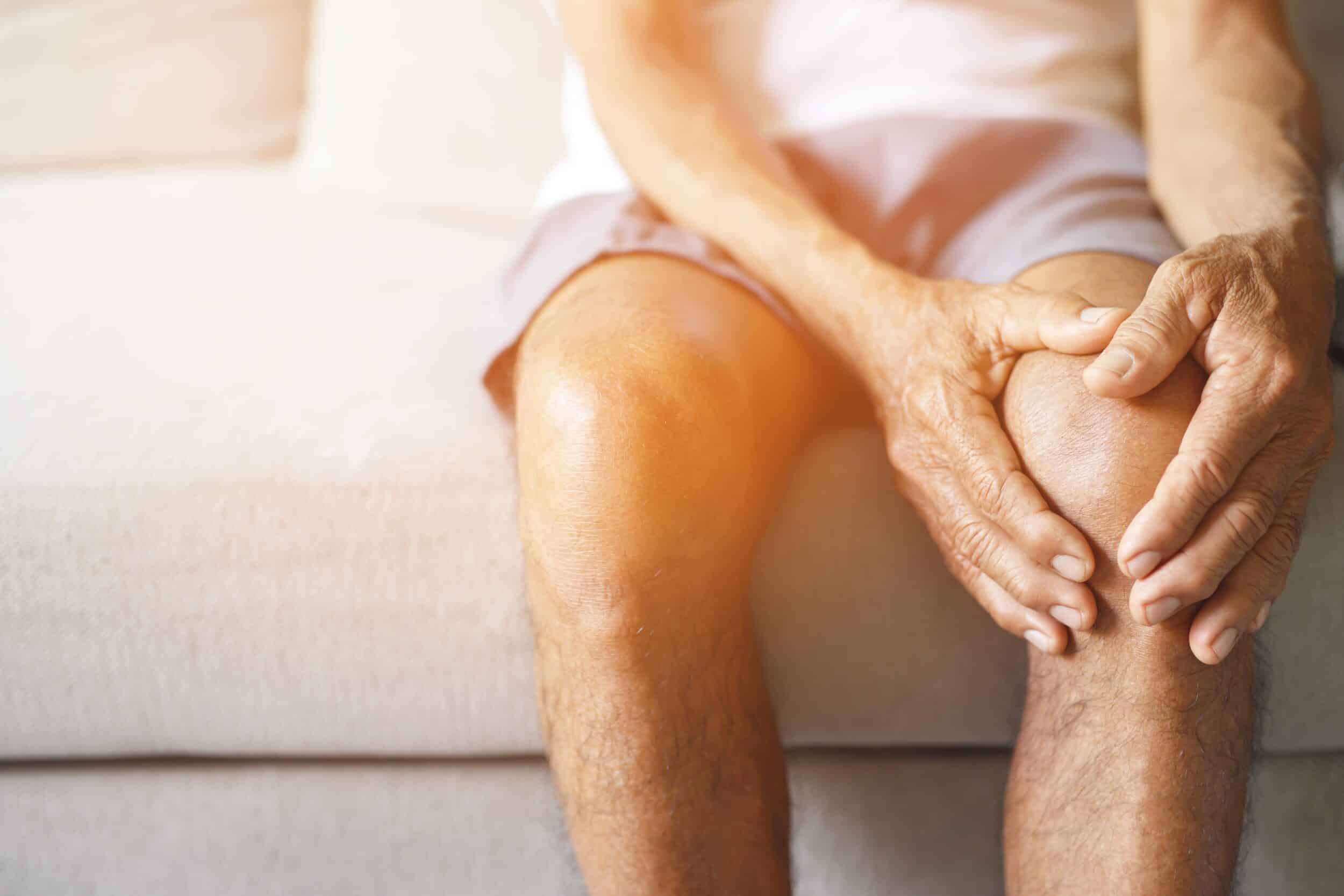 Osteoarthritis,Is,More,Common,In,The,Elderly.,Causes,Knee,Pain,